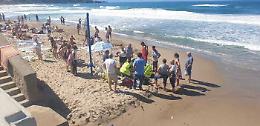 Turista muore per un malore in acqua a Cefalù, un'altra salvata dopo caduta nel Trapanese
