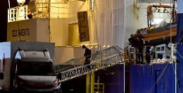 Migranti tutti sbarcati: Geo Barents e Humanity 1 si svuotano tra applausi e urla di gioia