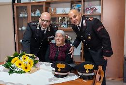 Centenaria festeggiata dai carabinieri che bussano alla sua porta con un mazzo di fiori