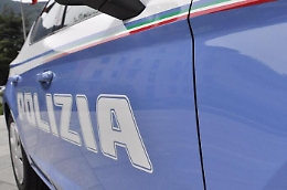 Crotone: sorvegliato speciale minaccia di darsi fuoco e resiste ai poliziotti, arrestato