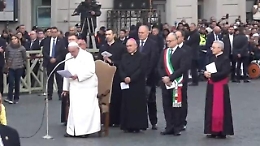 Il Papa si commuove mentre prega davanti alla statua della Madonna: «Avrei voluto portarti il ringraziamento del popolo ucraino»
