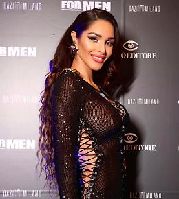 Delia Duran, una dea senza veli per il calendario di For Men