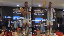 La gioia di Messi negli spogliatoi: il ballo sul tavolo con la Coppa del Mondo