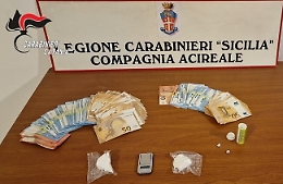 Droga nascosta nell'accappatoio: pusher arrestato nel Catanese