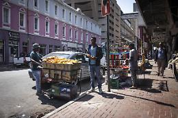 Sudafrica: Capodanno di austerity, fondi a vittime inondazioni