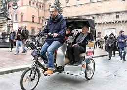 Epifania: sindaco Bologna porta in trishow Befana e card. Zuppi