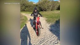 Star del web in moto sulle spiagge (vietate) in Sardegna: è polemica