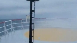 Il viaggio della Ocean Viking verso Ancona: «Onde fino a 6 metri» - il video girato a bordo