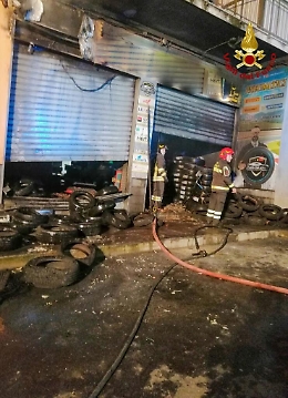 Incendio divampa in un'officina di pneumatici al Villaggio Sant'Agata