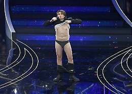 Fedez attacca la destra, Angelo Duro resta in mutande