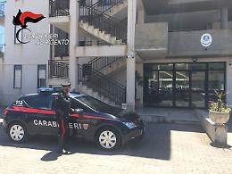 Canicattì, si oppone allo sfratto e aggredisce i carabinieri