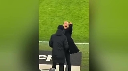 Allegri furioso contro il tifoso in tribuna, gli urla: «Stai zitto»