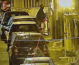 Lanciavano la droga direttamente dentro le auto dei consumatori: 18 indagati