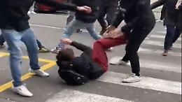 Studenti colpiti con calci e pugni dai fascisti davanti liceo di Firenze: il video dell'aggressione