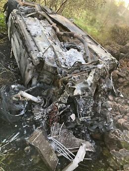 Finisce fuori strada e l'auto si ribalta e va a fuoco: 29enne ferito gravemente