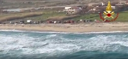 Il naufragio dei migranti a Crotone, l'elicottero dei vigili del fuoco sorvola la spiaggia
