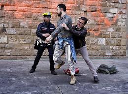 Imbrattato Palazzo Vecchio a Firenze, anche Nardella pulisce: «Sono dei barbari»