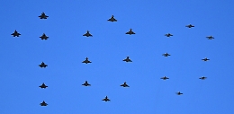 Aeronautica, gli aerei disegnano il "100" nel cielo di Roma