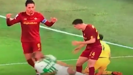 Il gestaccio di Kumbulla in area, sferra un calcio sulla coscia di Berardi