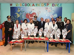 Visita e doni dei carabinieri ai piccoli degenti dell'Oncoematologia del Garibaldi-Nesima