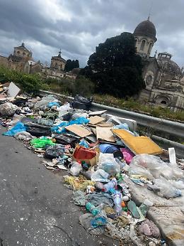 Cumuli di immondizia di tutti i generi dietro il cimitero di Catania