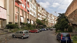 Catania, via Capo Passero come nel Far West: colpi di pistola contro i finestrini di una Panda