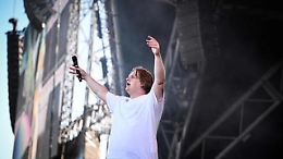 Lewis Capaldi si blocca per la sindrome di Tourette, il pubblico di Glastonbury canta per lui: il video &egrave; emozionante
