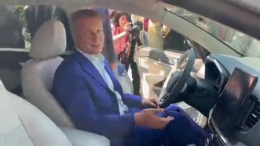 Presentano la nuova Lada di lusso &laquo;made in Russia&raquo;, ma l'auto non si accende