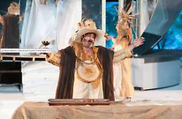 "La pace" di Aristofane  al Teatro greco di Siracusa: Battiston  vola su uno scarabeo stercorario. Annunciati i titoli del 2024