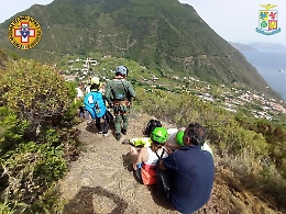 Cade in un burrone a Salina, turista soccorsa con un elicottero