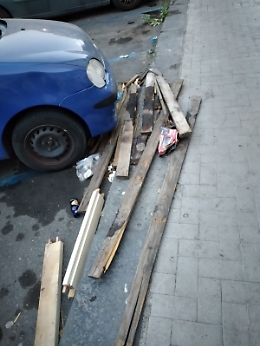 Catania: assi di legno per strada da 2 mesi