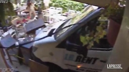 Cagliari, furgone travolge tavolini e persone: il momento dell'impatto