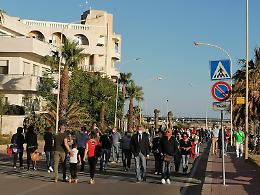 Molesta una giovane donna che corre sul lungomare di Marsala, fermato un nigeriano