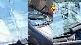 Maltempo, croce campanile cade su auto nel vicentino