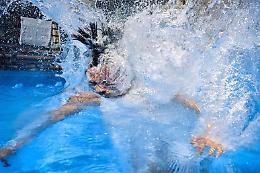 In coma  a 12 anni, bimba resta impigliata con i capelli nel bocchettone della piscina