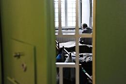Catania, detenuto tenta di strangolare un poliziotto penitenziario