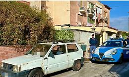 Sdraiato sul divano sul tetto di una Panda a spasso per Catania, la giustificazione è incredibile