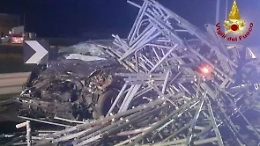 Camionista perde carico, travolge le auto e provoca due morti e poi scappa: caccia all'uomo in Emilia