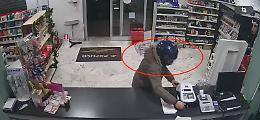 Prima l'assalto al megastore di cosmetica, poi il colpo al tabacchino: è caccia a 2 rapinatori a Giarre