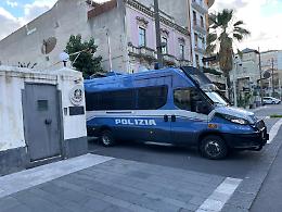 Due poliziotti soccorrono (e salvano) due giovani dopo un incidente lungo la A18