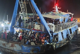 Sul peschereccio partito dalla Libia c'erano quasi 600 migranti: maxi sbarco a Lampedusa