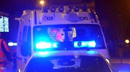 Cade da un'altezza di quattro metri durante un trasloco, grave un giovane. Indagano i carabinieri
