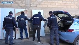 Niscemi, la droga era nascosta dentro i telai delle porte: tre arresti