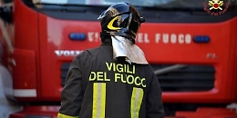 Mascalucia, l'incendio di sterpaglie si estende anche ad un capannone del Comune