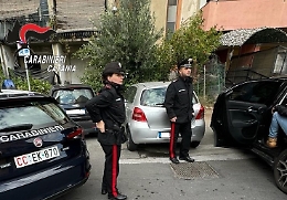 Lascia i domiciliari per cominciare il suo turno da pusher: nel borsello aveva 50 dosi di cocaina