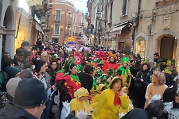 Taormina, sfilata in ritardo e problemi al traffico: sequestrati due carri allegorici