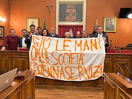 Caos a Enna sulla delibera del servizio di gestione dei rifiuti: perché la maggioranza ha occupato l'aula consiliare