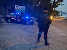 Botte da orbi con bastoni, tavoli e sedie che volano sul lungomare di Mazzeo, 13 indagati