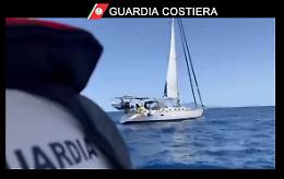 Bimbo ferito su una barca a vela salvato con un elicottero: il video del soccorso