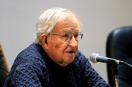 Addio a Noam Chomsky, il linguista diventato celebre per il no alla guerra del Vietnam